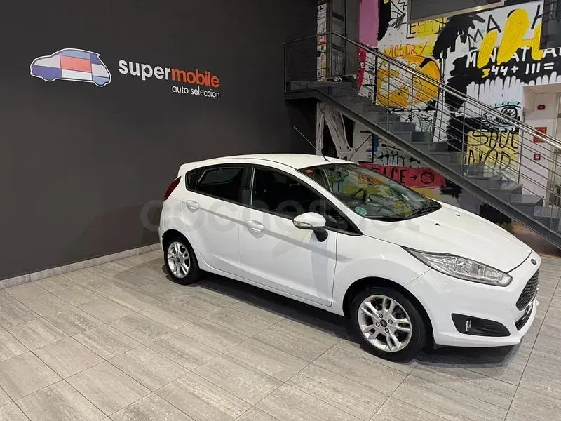 Usado Ford Fiesta Trend 95 CV (69 kW) 2016 Blanco Utilitario