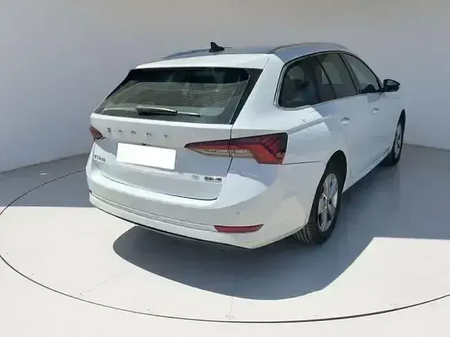 Usado Skoda Octavia 110 CV (80 kW) 2021 Blanco Familiar