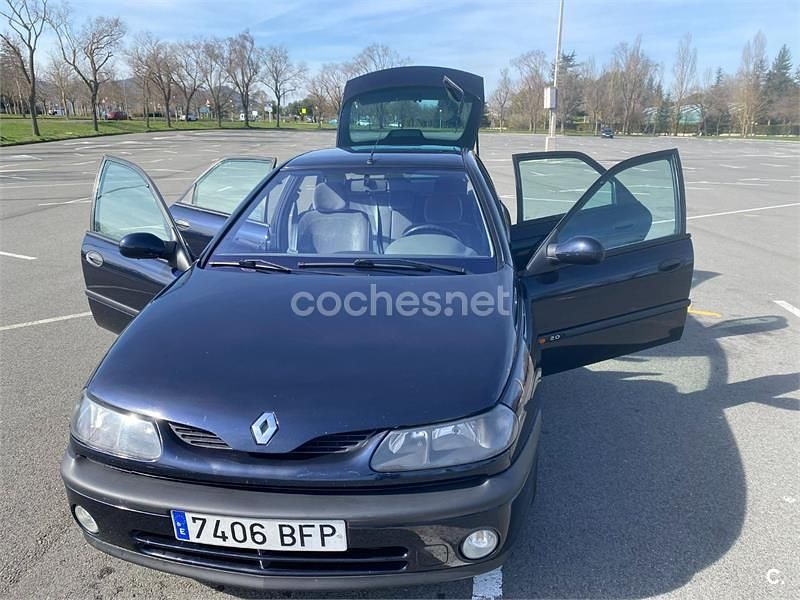 Usado Renault Laguna 115 CV (84 kW) 1998 Azul Berlina