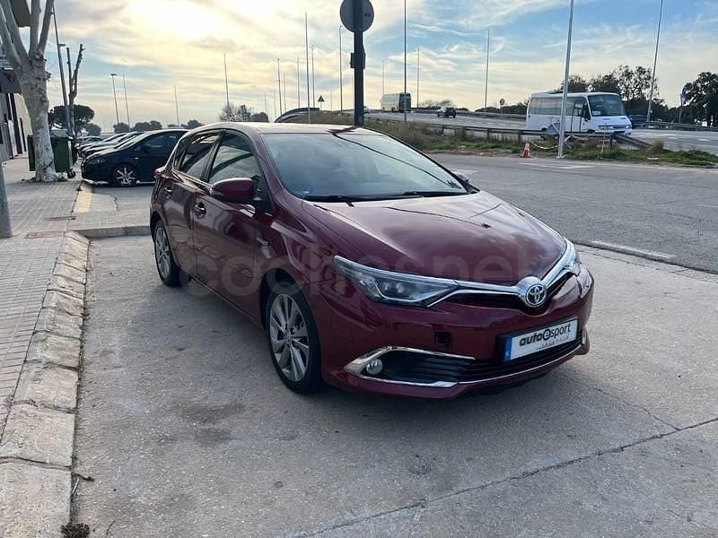 Usado Toyota Auris Hybrid 136 CV (100 kW) 2017 Granate Berlina