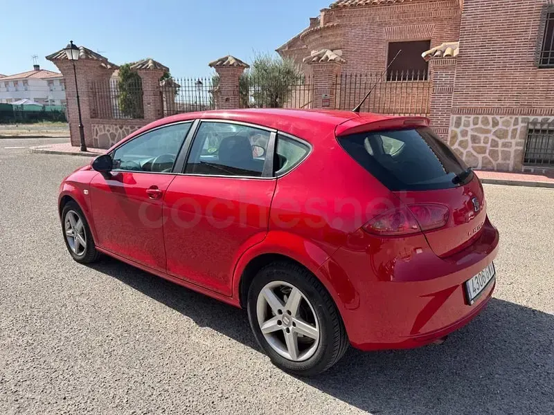 Usado Seat Leon Reference 105 CV (77 kW) 2010 Rojo Utilitario