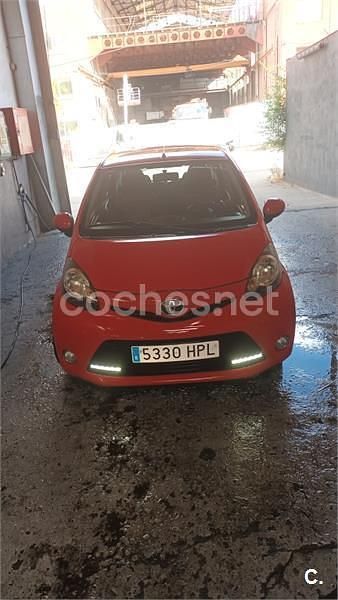 Usado Toyota Aygo City 68 CV (50 kW) 2013 Rojo Utilitario