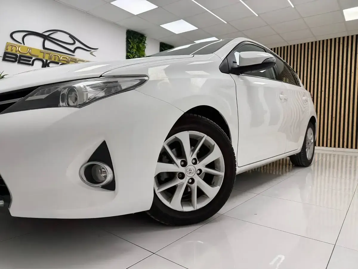 Usado Toyota Auris Business Edition 124 CV (91 kW) 2014 Blanco Utilitario