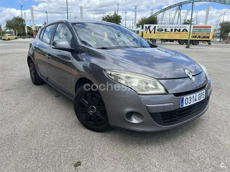 Usado Renault Mégane Dynamique 105 CV (77 kW) 2009 Gris / plata Berlina