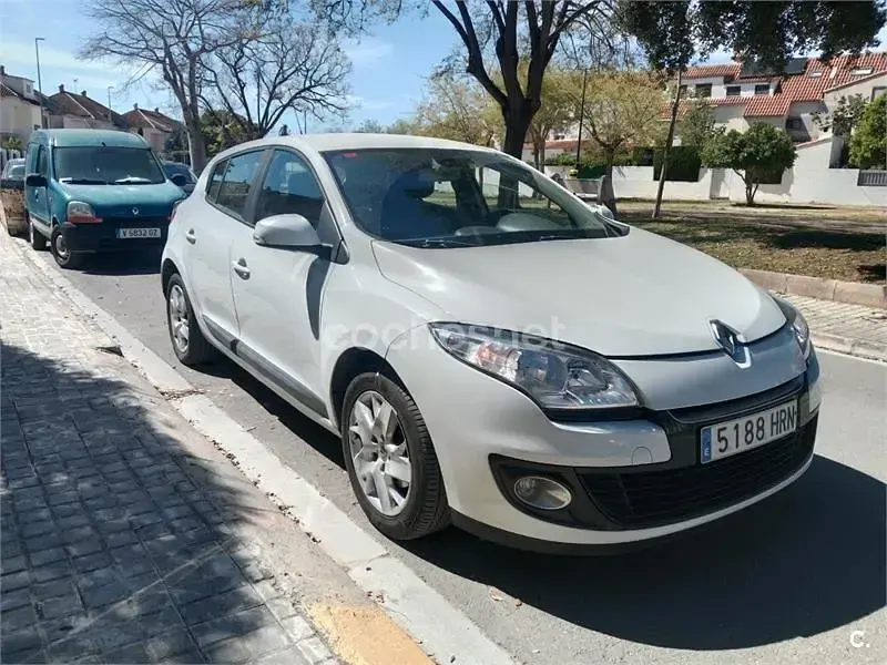 Usado Renault Mégane Dynamique 110 CV (80 kW) 2014 Blanco Berlina