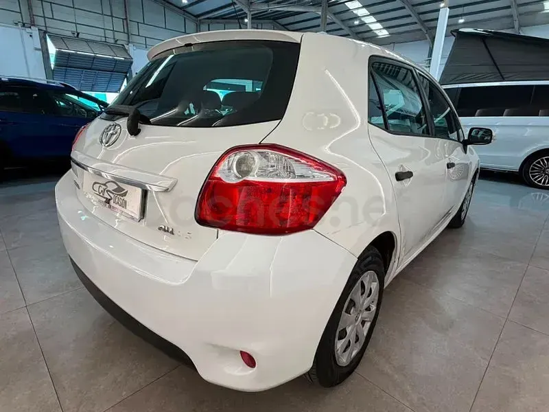 Usado Toyota Auris Active 90 CV (66 kW) 2011 Blanco Utilitario