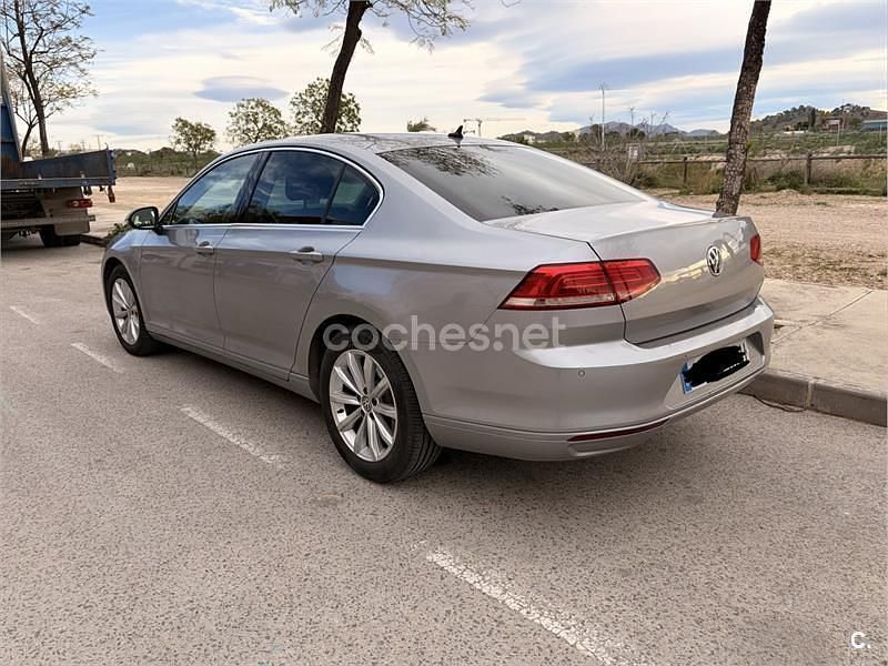 Usado VW Passat Advance 120 CV (88 kW) 2018 Gris / plata Berlina