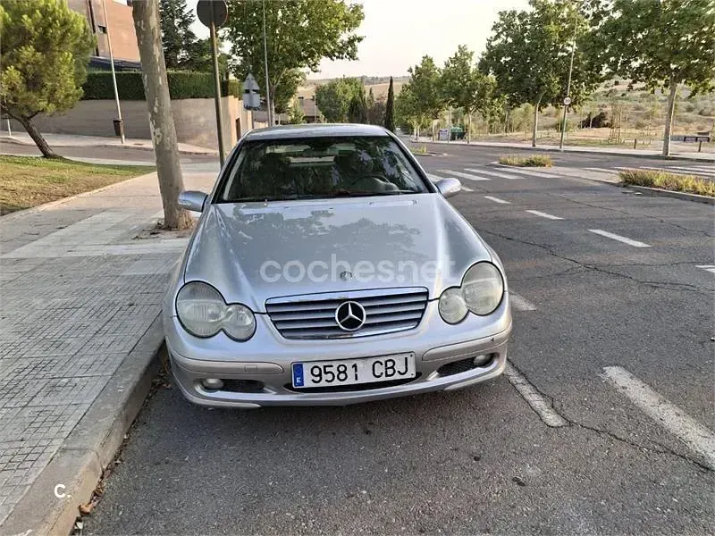 Usado Mercedes C180 143 CV (105 kW) 2002 Gris / plata Berlina