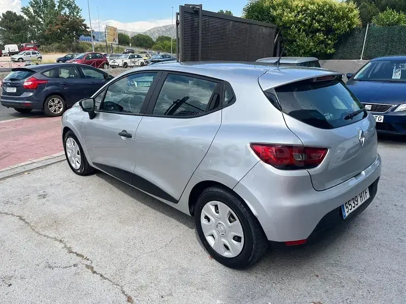 Usado Renault Clio III Collection 75 CV (55 kW) 2013 Gris / plata Berlina