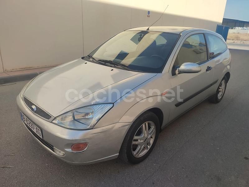 Gris / plata Usado 2000 Ford Focus Trend Berlina | 1500 € (Buen precio) - Imagen 1/4