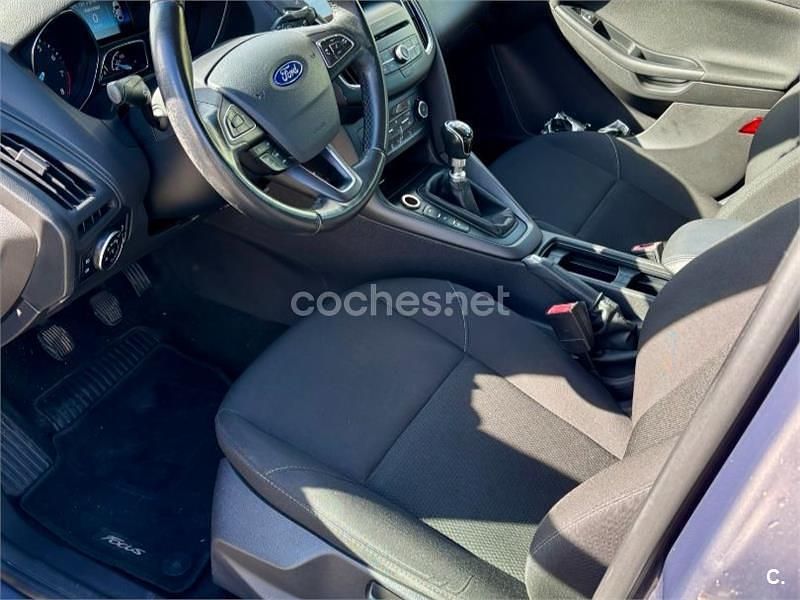 Usado Ford Focus Trend 125 CV (91 kW) 2015 Gris / plata Berlina