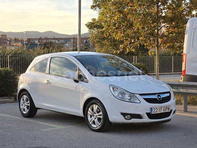 Blanco Usado 2009 Opel Corsa Berlina | 3999 € (Precio justo) - Imagen 1/4