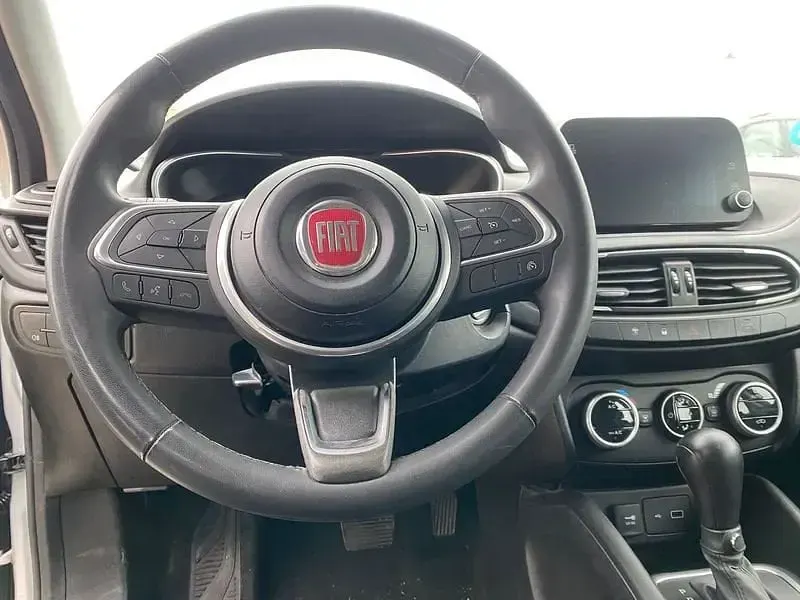 Usado Fiat Tipo Cross 130 CV (95 kW) 2022 Gris / plata Familiar