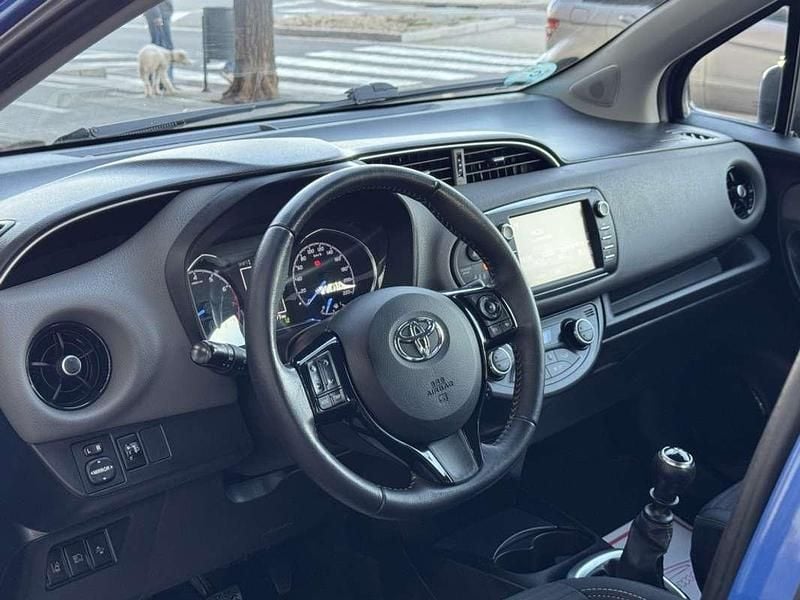 Usado Toyota Yaris Active 111 CV (81 kW) 2018 Azul Utilitario