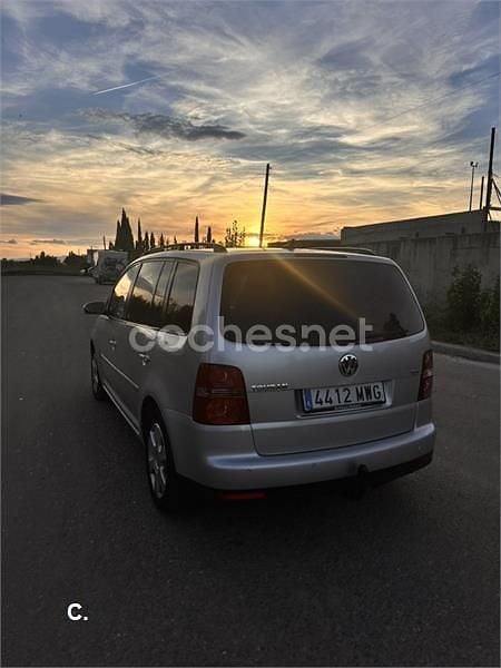 Usado VW Touran 105 CV (77 kW) 2007 Gris / plata Monovolumen