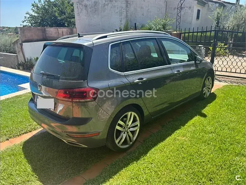 Usado VW Golf Sportsvan Sportline 150 CV (110 kW) 2019 Gris / plata Monovolumen