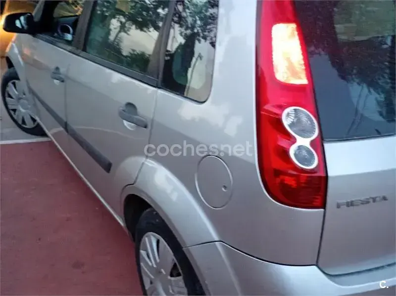 Usado Ford Fiesta 68 CV (50 kW) 2006 Blanco Utilitario