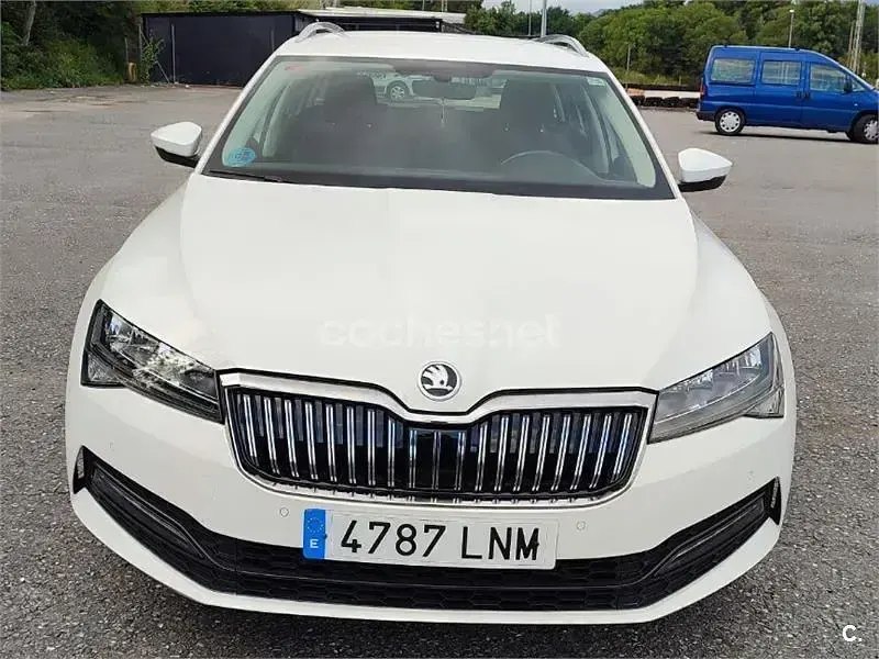 Usado Skoda Superb Ambition 150 CV (110 kW) 2021 Blanco Familiar