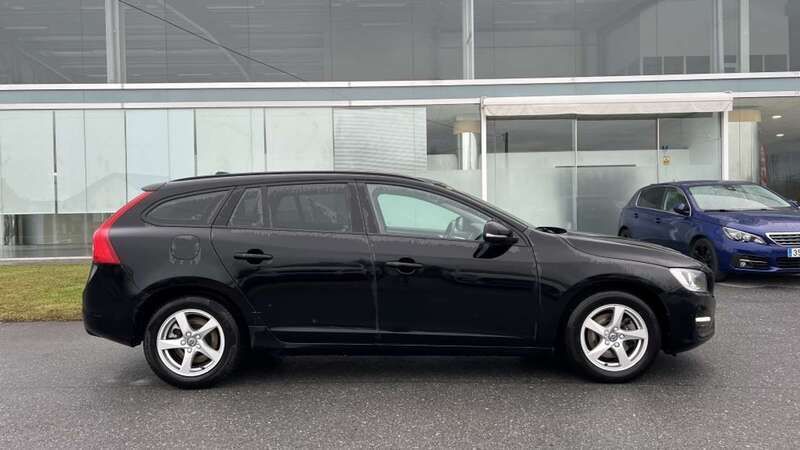 Usado Volvo V60 Momentum 120 CV (88 kW) 2018 Negro Familiar