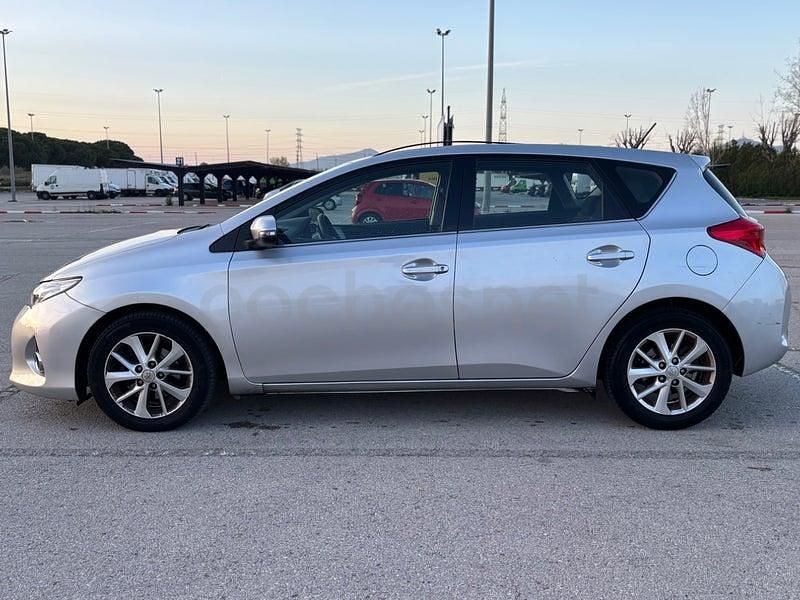 Usado Toyota Auris Active 132 CV (97 kW) 2013 Gris / plata Berlina
