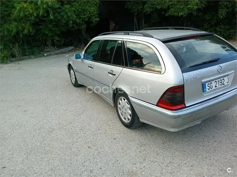 Usado Mercedes C220 Elegance 125 CV (91 kW) 2000 Gris / plata Familiar