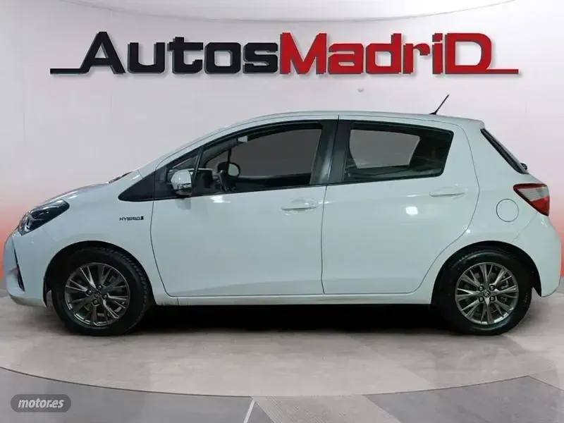 Usado Toyota Yaris Hybrid Active 100 CV (73 kW) 2019 Blanco Berlina