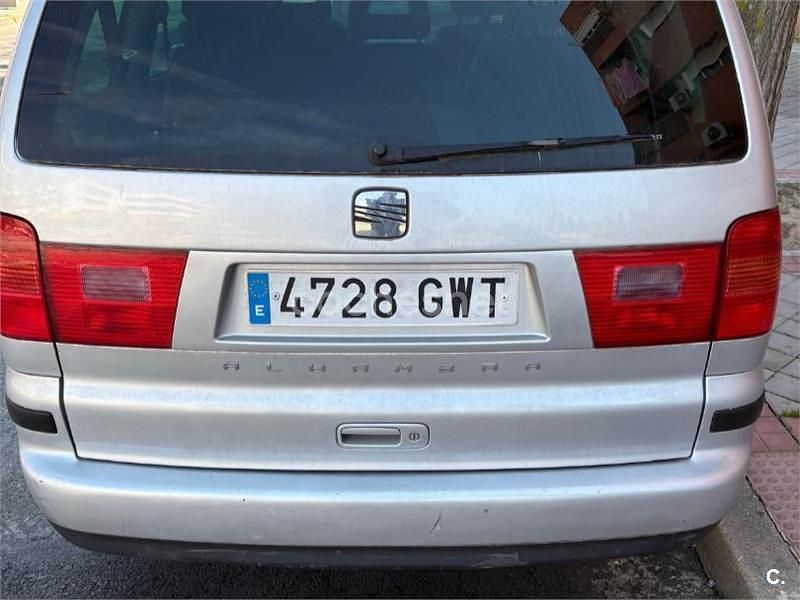 Usado Seat Alhambra Reference 140 CV (102 kW) 2010 Gris / plata Monovolumen