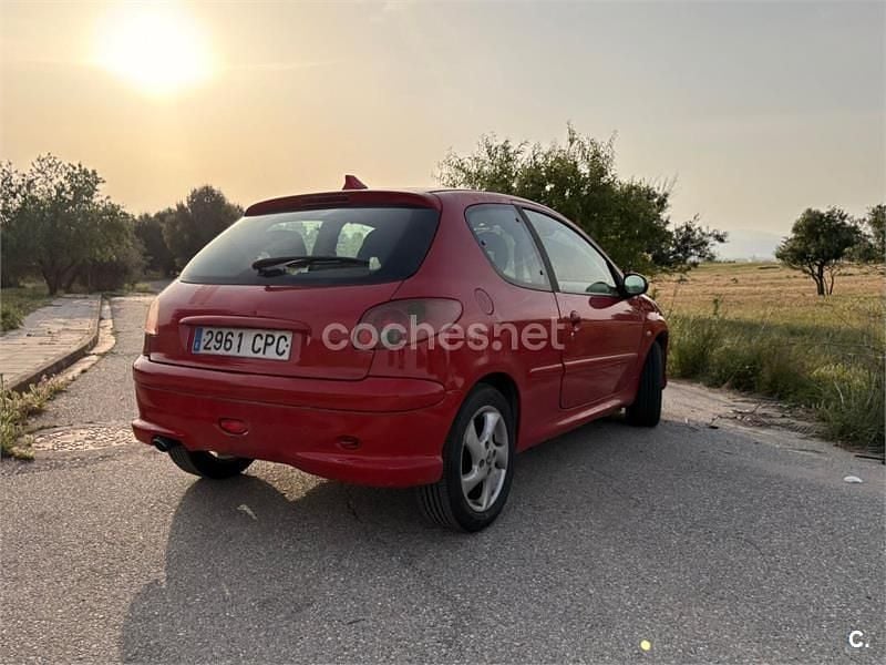 Usado Peugeot 206 90 CV (66 kW) 2003 Rojo Berlina