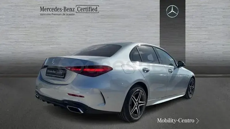Usado Mercedes C300e AMG line 313 CV (230 kW) 2024 Plata hightech Berlina