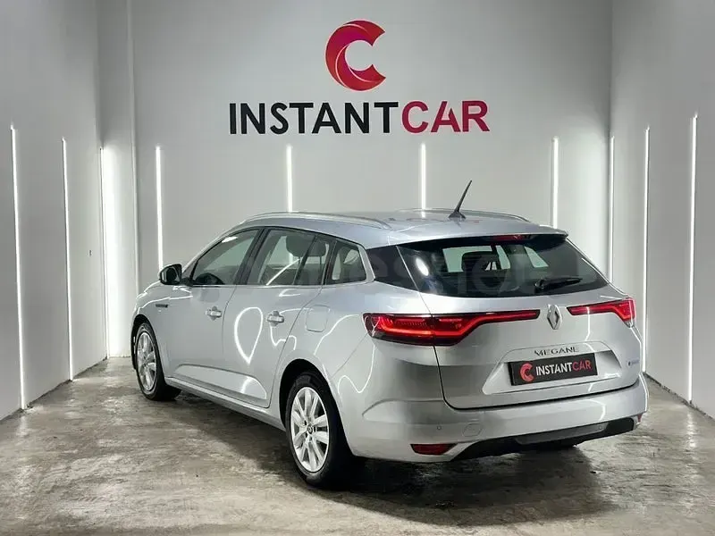Usado Renault Mégane IV Business 160 CV (117 kW) 2022 Gris / plata Familiar
