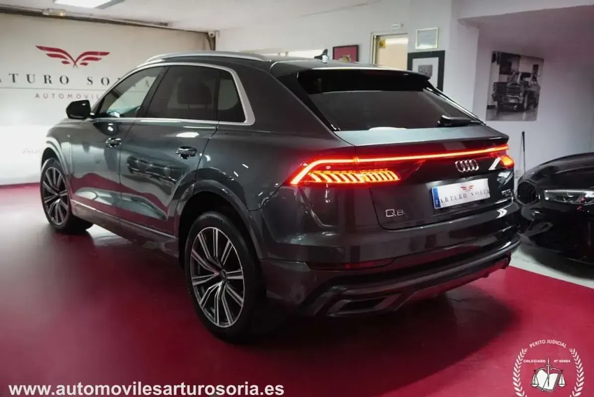 Begagnad Audi Q8 S-line plus 286 HK (210 kW) 2022 Grå SUV