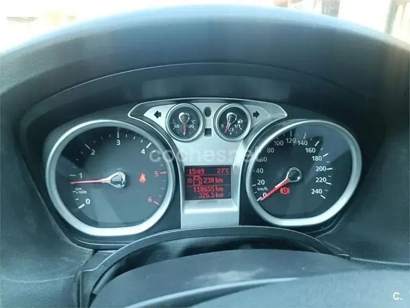 Usado Ford Focus Trend 109 CV (80 kW) 2010 Gris / plata Berlina
