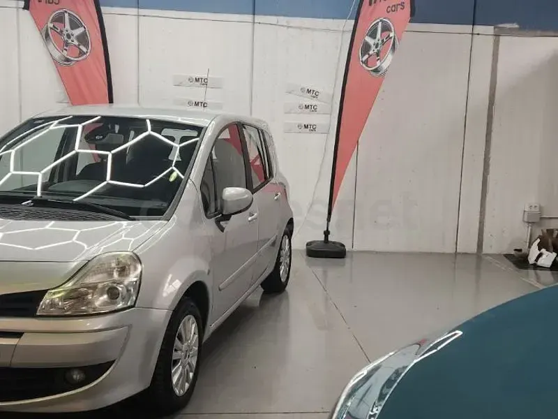 Usado Renault Grand Modus Dynamique 90 CV (66 kW) 2011 Gris / plata Monovolumen