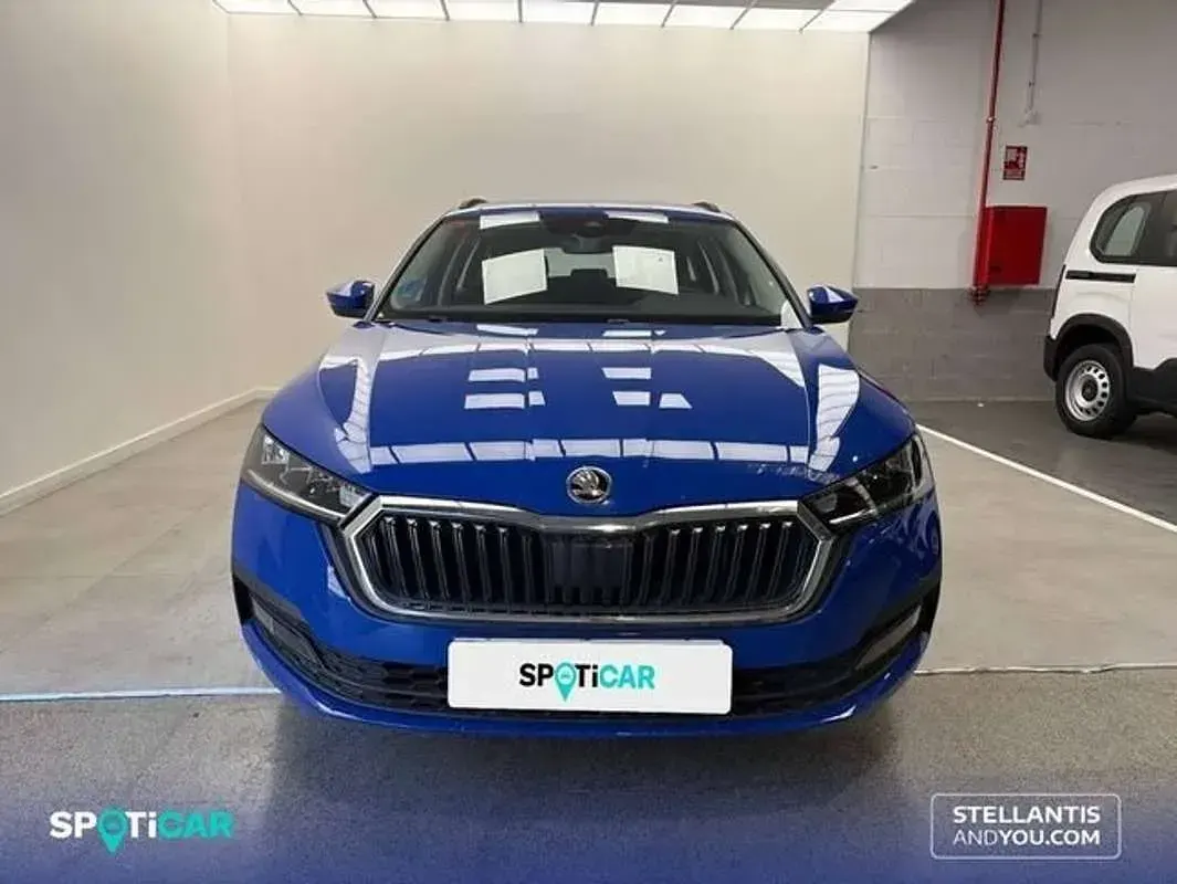 Usado Skoda Octavia Ambition 204 CV (150 kW) 2022 Azul Familiar