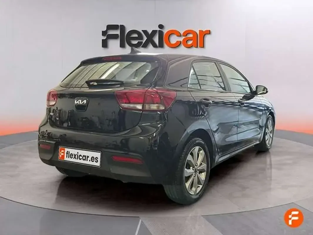 Usado Kia Rio 84 CV (61 kW) 2023 Negro Utilitario