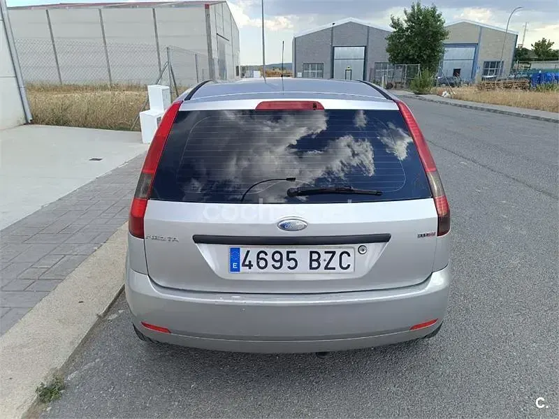 Usado Ford Fiesta Ambiente 68 CV (50 kW) 2002 Gris / plata Utilitario