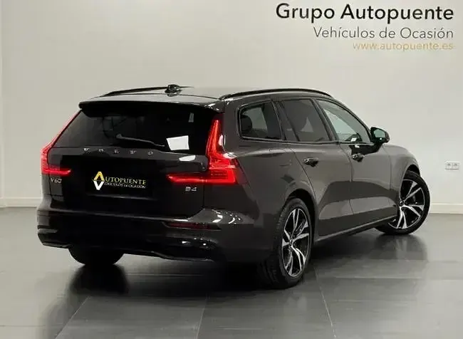 Usado Volvo V60 Plus 197 CV (144 kW) 2023 Gris / plata Familiar