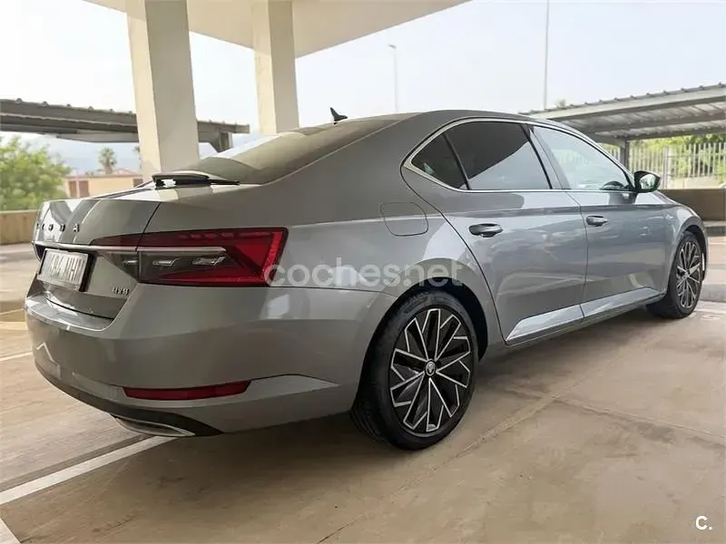 Usado Skoda Superb 190 CV (139 kW) 2019 Gris / plata Berlina
