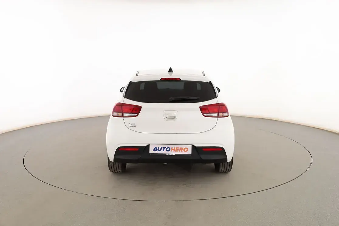 Usado Kia Rio 101 CV (74 kW) 2022 Blanco Berlina