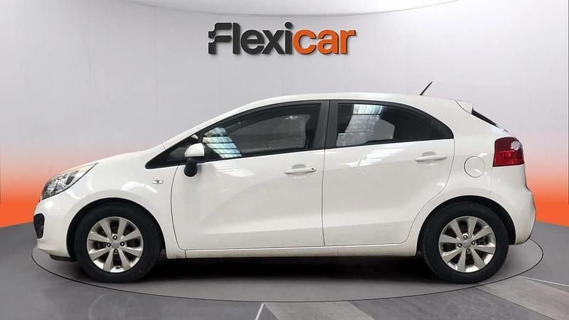 Usado Kia Rio 86 CV (63 kW) 2014 Blanco Berlina