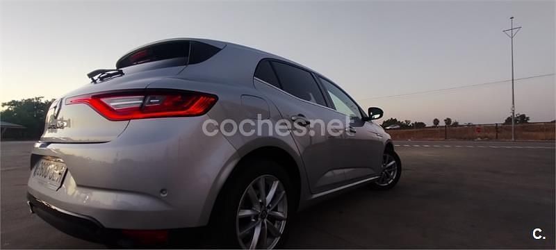Usado Renault Mégane III Zen 130 CV (95 kW) 2016 Gris / plata Berlina