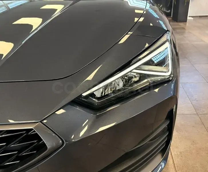 Usado Cupra Leon 190 CV (139 kW) 2023 Gris / plata Familiar
