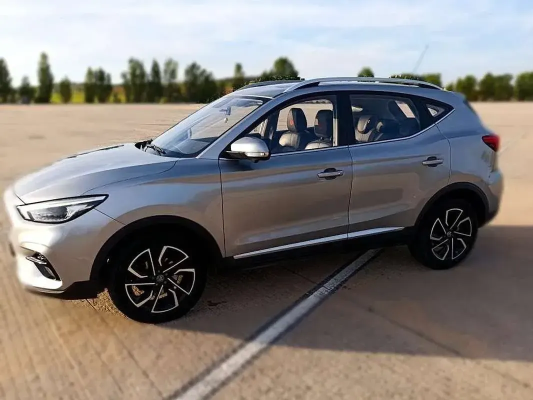 Usado MG ZS Luxury 111 CV (81 kW) 2023 Gris SUV