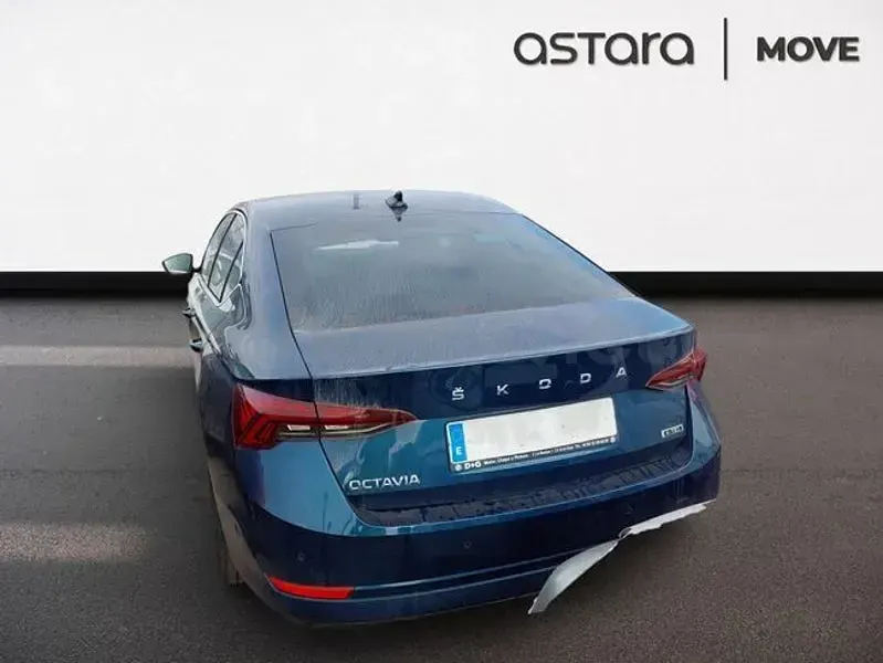 Usado Skoda Octavia Selection 150 CV (110 kW) 2023 Azul Berlina