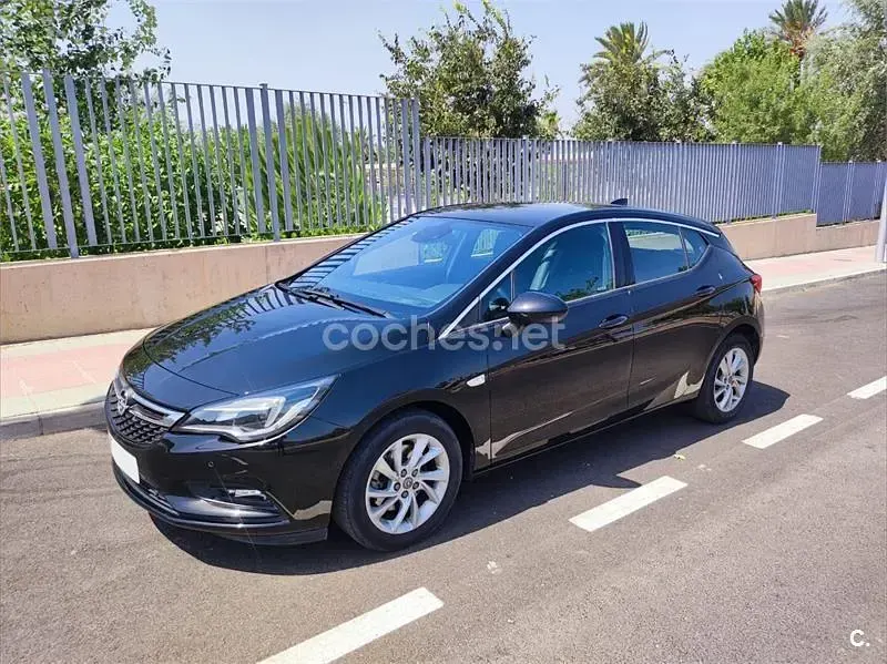 Usado Opel Astra Dynamic 136 CV (100 kW) 2018 Negro Berlina