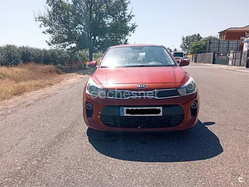 Usado Kia Rio 100 CV (73 kW) 2018 Rojo Berlina