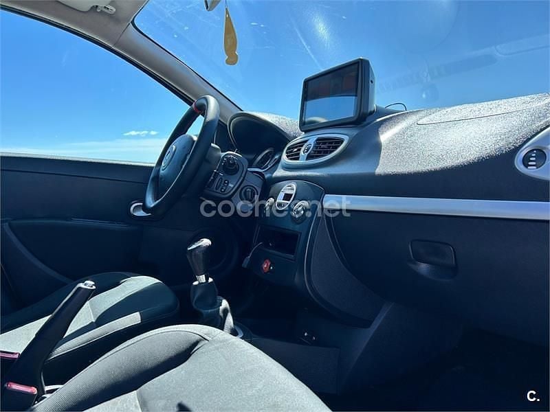 Usado Renault Clio II Authentique 70 CV (51 kW) 2010 Gris / plata Berlina