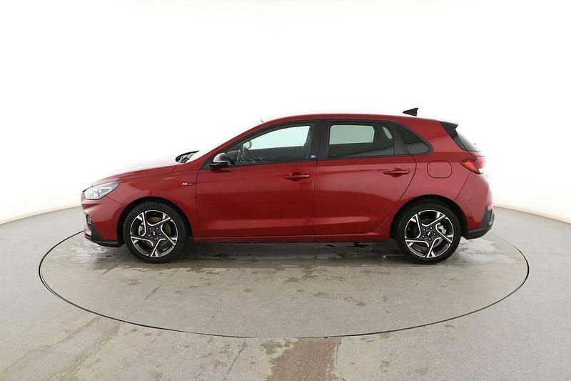 Usado Hyundai i30 N Line 120 CV (88 kW) 2023 Rojo Berlina