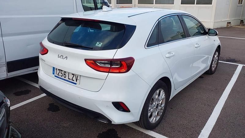 Usado Kia Ceed 101 CV (74 kW) 2022 Blanco Utilitario