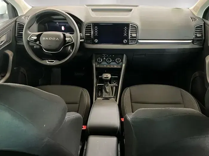 Usado Skoda Karoq Selection 150 CV (110 kW) 2025 Blanco SUV